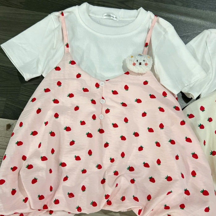 [TẶNG GẤU CUTE]Set Yếm Nữ 2 Dây dâu tây Dáng Bí Kèm Áo Thun Trơn Thời Trang Nữ hotrend 2026