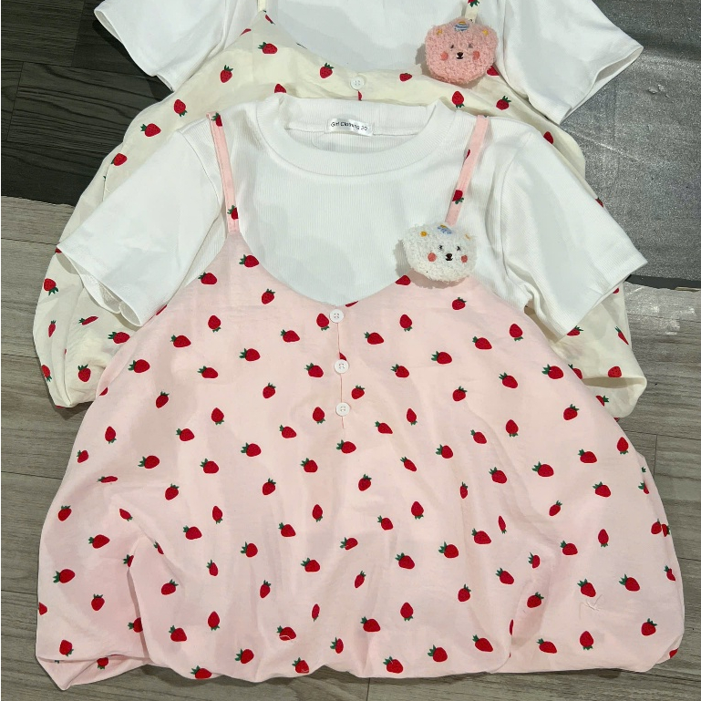 [TẶNG GẤU CUTE]Set Yếm Nữ 2 Dây dâu tây Dáng Bí Kèm Áo Thun Trơn Thời Trang Nữ hotrend 2026