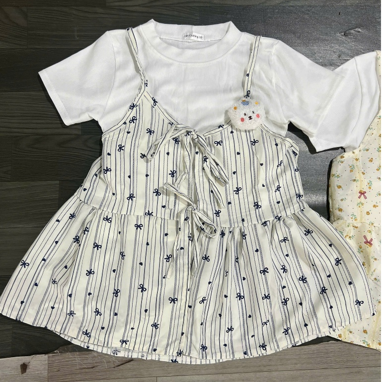[TẶNG QUÀ]Set Áo Đũi 2 món Kèm Yếm 2 Dây Nơ Trước Phối Dáng babydoll hoạ tiết hoa nhí cute  mẫu mới 2026