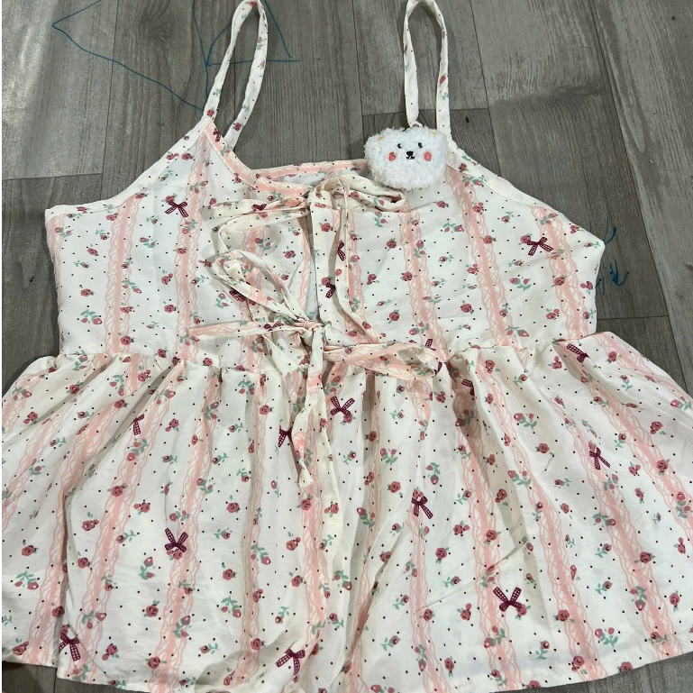 [TẶNG QUÀ]Set Áo Đũi 2 món Kèm Yếm 2 Dây Nơ Trước Phối Dáng babydoll hoạ tiết hoa nhí cute  mẫu mới 2026