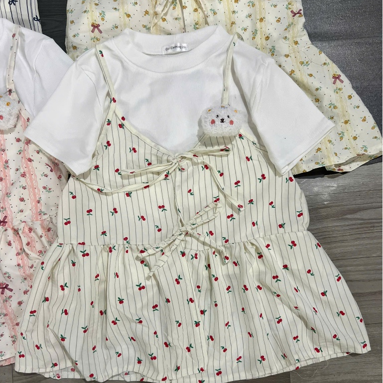 [TẶNG QUÀ]Set Áo Đũi 2 món Kèm Yếm 2 Dây Nơ Trước Phối Dáng babydoll hoạ tiết hoa nhí cute  mẫu mới 2026