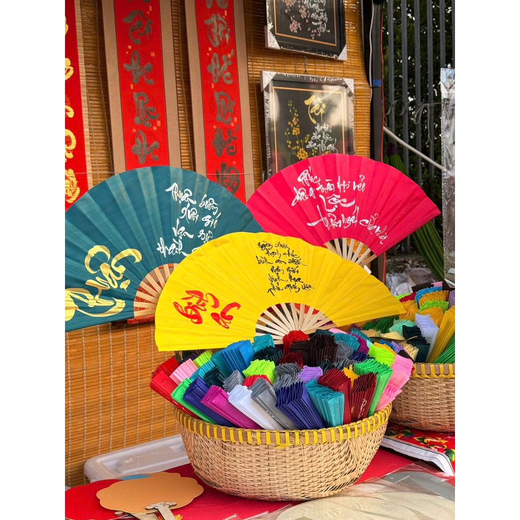 QUẠT LỤA TRE HUẾ- VIẾT TAY - KHÔNG IN - GIAO MÀU NGẪU NHIÊN