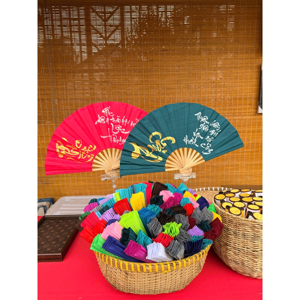 QUẠT LỤA TRE HUẾ- VIẾT TAY - KHÔNG IN - GIAO MÀU NGẪU NHIÊN