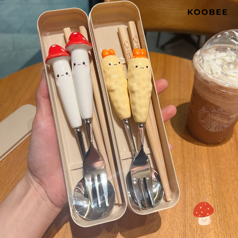 Bộ Đũa Thìa Nĩa Cán Sứ Cao Cấp Hình Cà Rốt/Nấm Đỏ Dễ Thương - Có Hộp Đựng Tiện Dụng - Quà Tặng Ý Nghĩa | 321