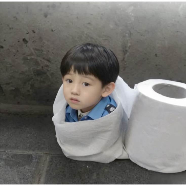 Móc khóa mica hình em bé Hàn Quốc Seonghyeon biểu cảm ngơ ngác quấn cuộn giấy vệ sinh siêu lầy lội