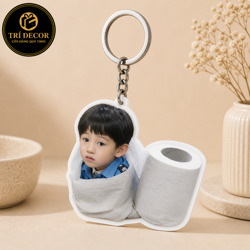 Móc khóa mica hình em bé Hàn Quốc Seonghyeon biểu cảm ngơ ngác quấn cuộn giấy vệ sinh siêu lầy lội