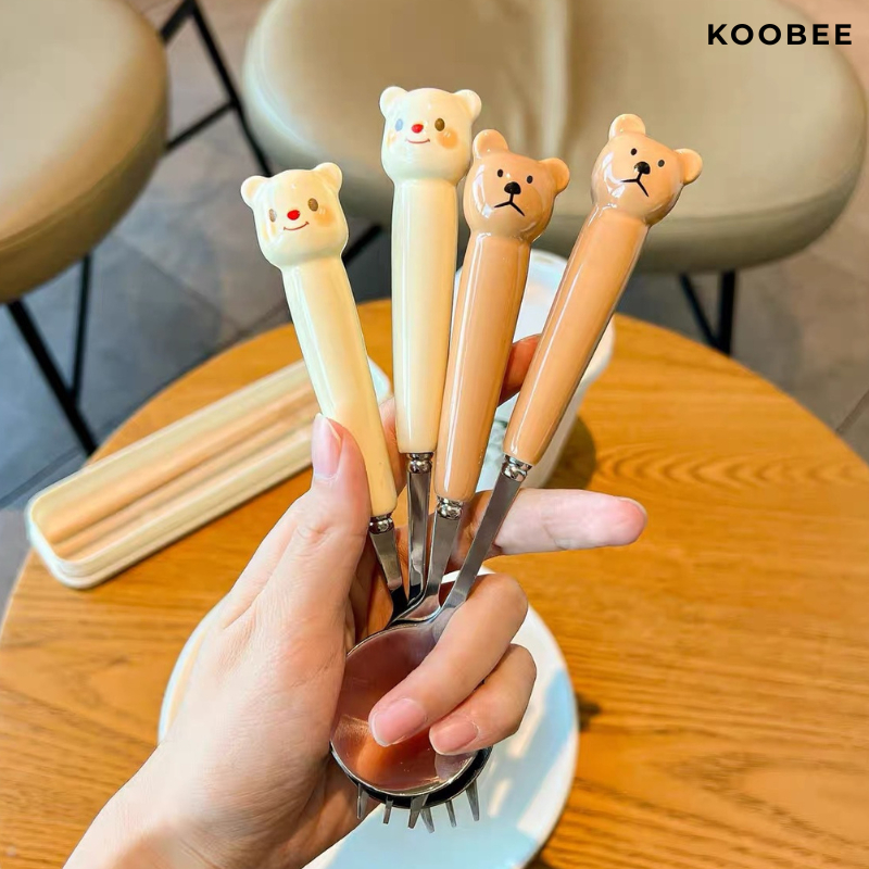 Bộ Đũa Thìa Nĩa Cán Sứ  Cao Cấp Hình Gấu Cute Họa Tiết Vẽ Tay Thủ Công - Có Hộp Đựng Tiện Dụng - Quà Tặng Ý Nghĩa | 272