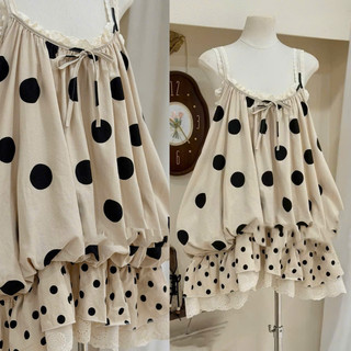 DAY CLOTHING-Đầm hai dây họa tiết chấm bi đen trắng thiết kế bèo nhún tầng phối ren