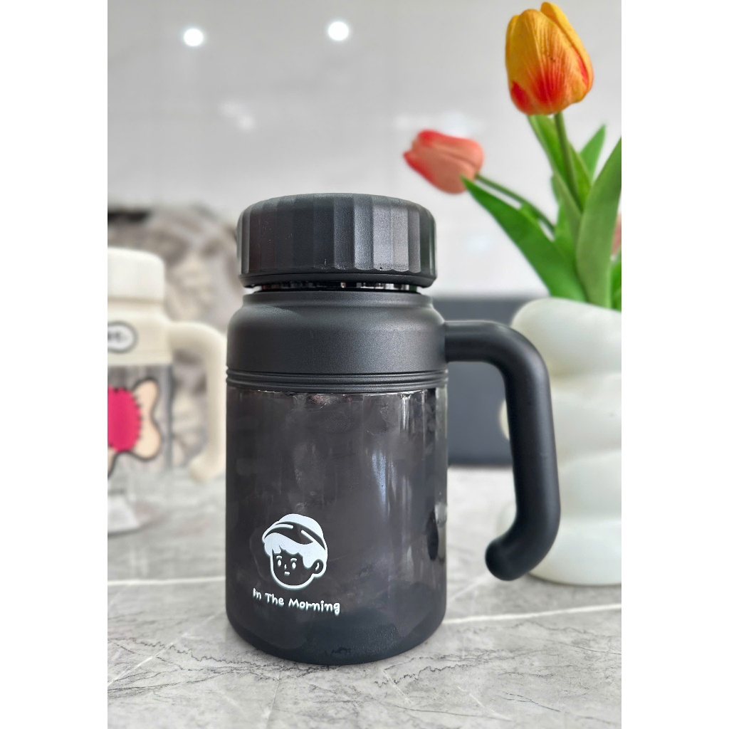 BÌNH NƯỚC TRONG SUỐT CÓ QUAI CẦM 1000ML , STICKER DỄ THƯƠNG