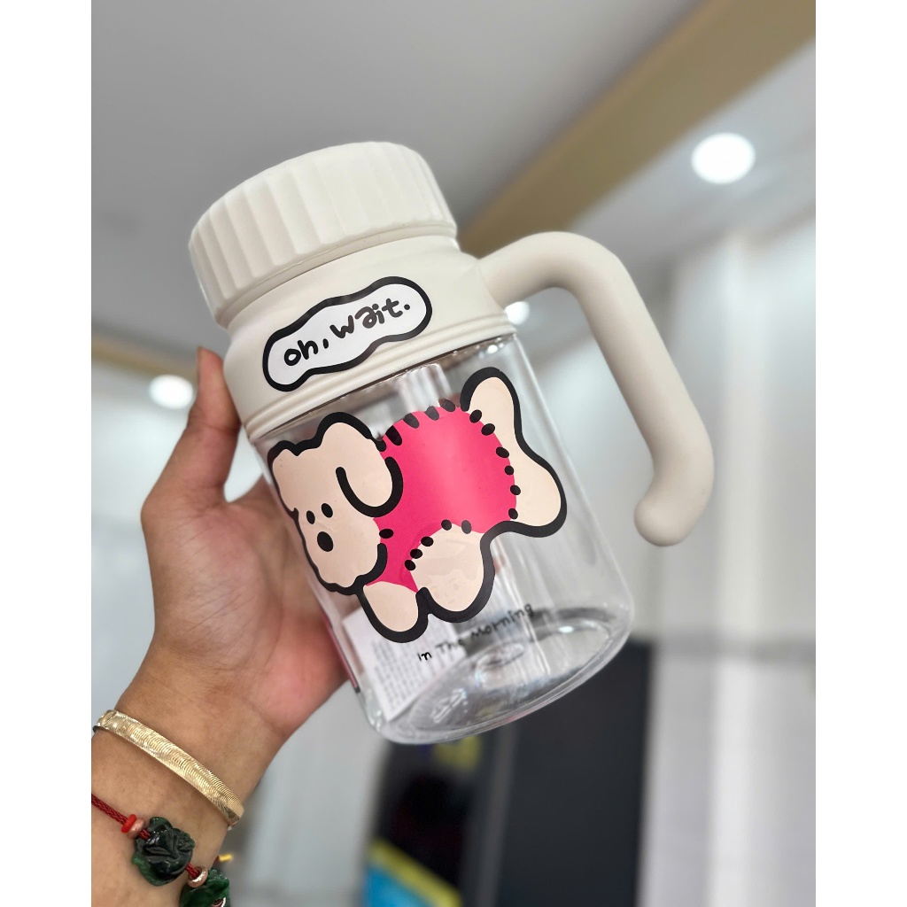 BÌNH NƯỚC TRONG SUỐT CÓ QUAI CẦM 1000ML , STICKER DỄ THƯƠNG