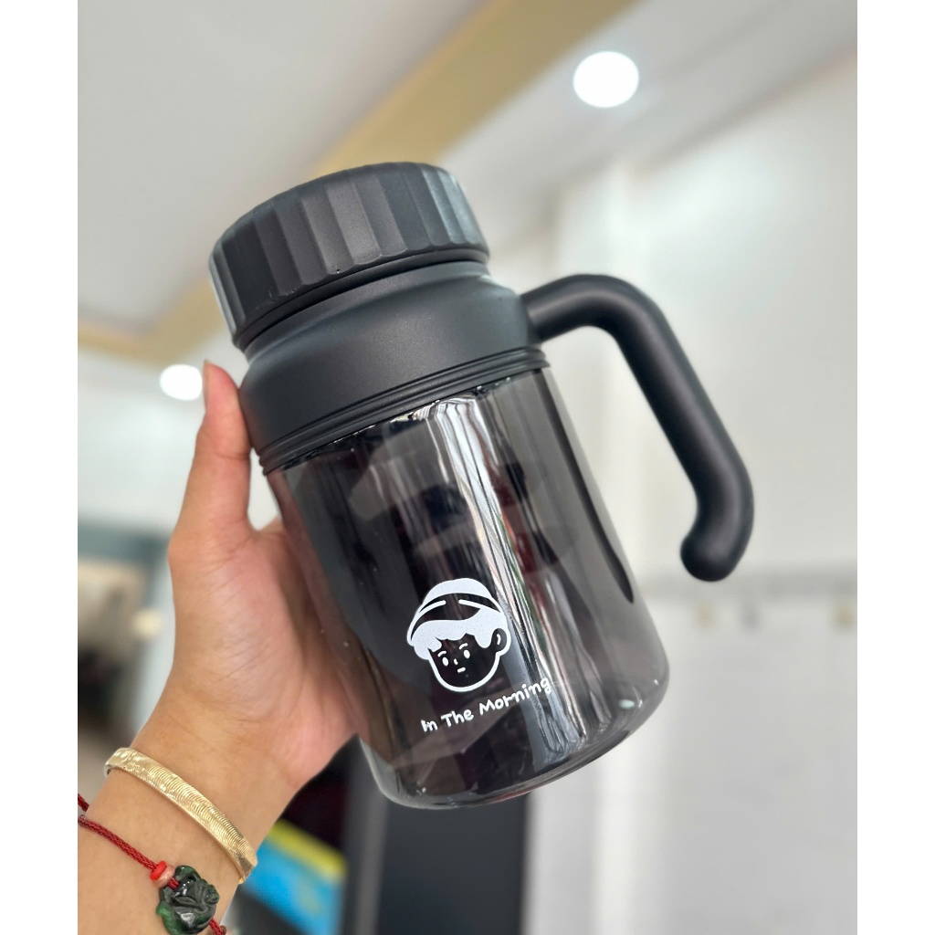 BÌNH NƯỚC TRONG SUỐT CÓ QUAI CẦM 1000ML , STICKER DỄ THƯƠNG