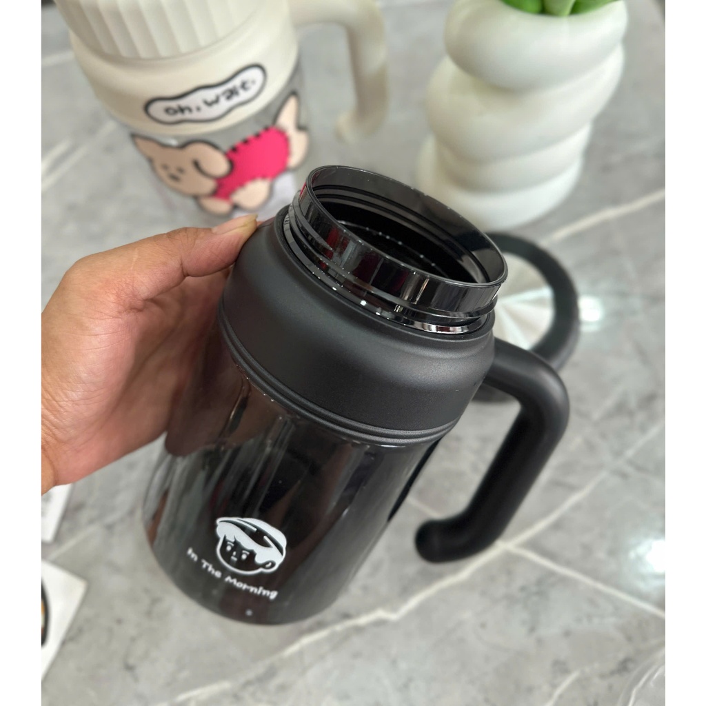 BÌNH NƯỚC TRONG SUỐT CÓ QUAI CẦM 1000ML , STICKER DỄ THƯƠNG