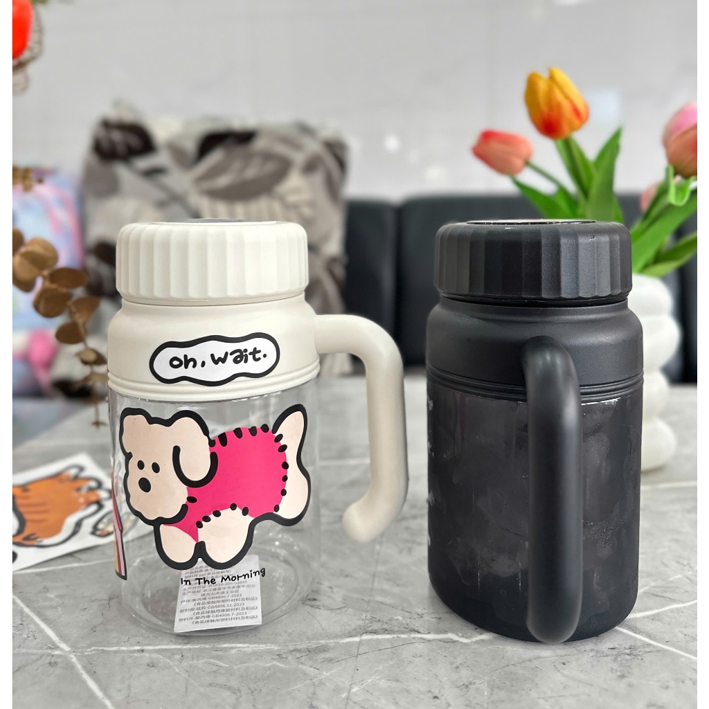 BÌNH NƯỚC TRONG SUỐT CÓ QUAI CẦM 1000ML , STICKER DỄ THƯƠNG