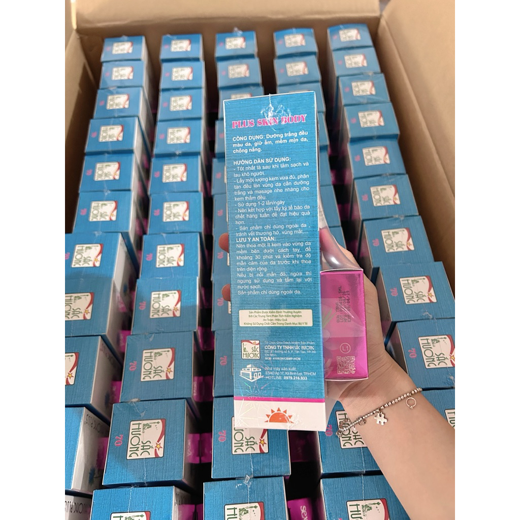 Kem body Sắc Hương Plus 280g giúp làm đều màu da,giúp da mịn màng.