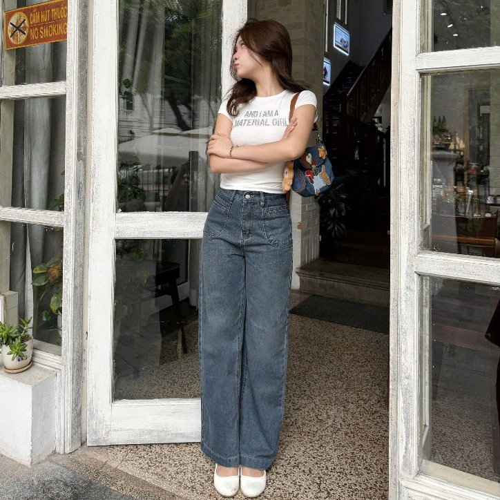 THE QUẠO - Quần Jean Nữ Lưng Cao Ống Suông Rộng Phối Túi Xanh Nhạt Rêu phủ Bụi Vàng Nhẹ S2105_661