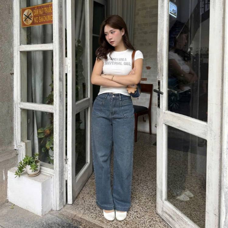 THE QUẠO - Quần Jean Nữ Lưng Cao Ống Suông Rộng Phối Túi Xanh Nhạt Rêu phủ Bụi Vàng Nhẹ S2105_661