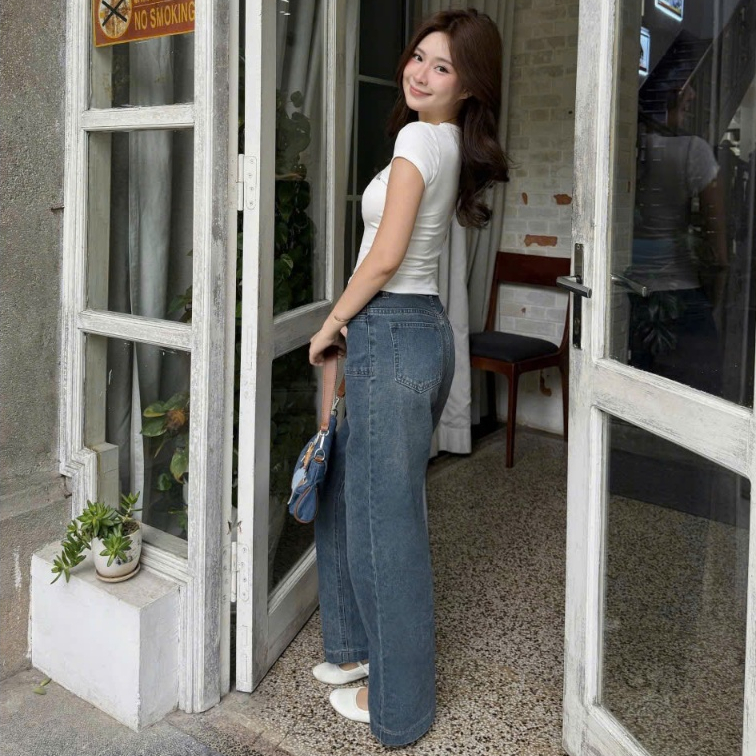 THE QUẠO - Quần Jean Nữ Lưng Cao Ống Suông Rộng Phối Túi Xanh Nhạt Rêu phủ Bụi Vàng Nhẹ S2105_661
