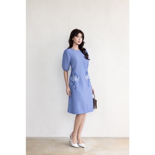 SWANLAKE | Váy Đầm Nữ Midi Suông Vải Cotton Sọc Thêu Hoa Cổ Tròn Tay Lỡ Có Túi Dạo Phố Hè D13675