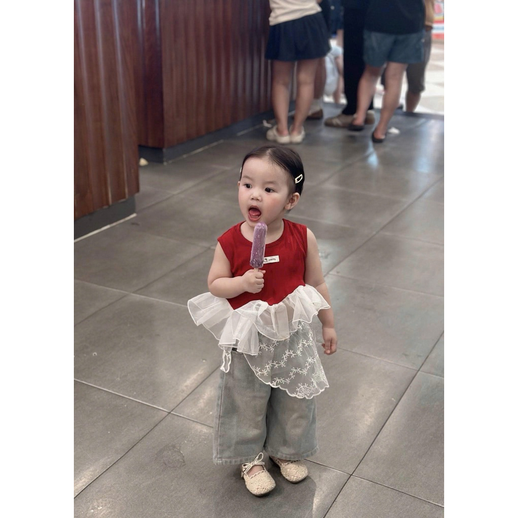 (Order) FORM NGẮN, muốn dài tăng size. Bộ quần áo sát nách bèo bồng đỏ kèm quần jean ống xuông KÈM KHĂN bé gái mùa hè