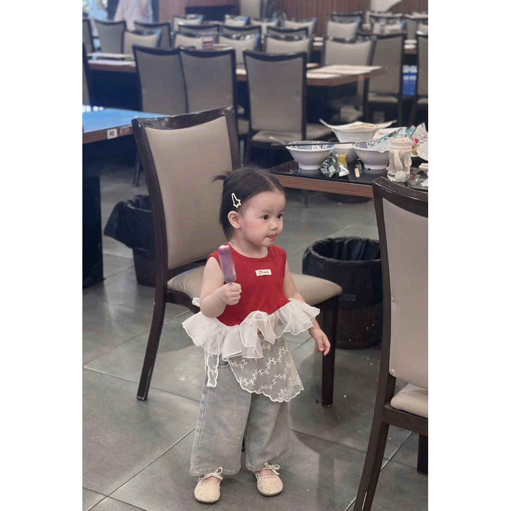 (Order) FORM NGẮN, muốn dài tăng size. Bộ quần áo sát nách bèo bồng đỏ kèm quần jean ống xuông KÈM KHĂN bé gái mùa hè