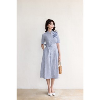 SWANLAKE | Váy Đầm Nữ Midi Vải Cotton Sọc Thêu Hoa Cổ Sơ Mi Cài Nút Tay Ngắn Dây Thắt Eo D13670