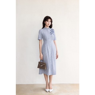SWANLAKE | Váy Đầm Nữ Midi Vải Cotton Sọc Thêu Hoa Cổ Sơ Mi Cài Nút Tay Ngắn Dây Thắt Eo D13670