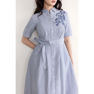 SWANLAKE | Váy Đầm Nữ Midi Vải Cotton Sọc Thêu Hoa Cổ Sơ Mi Cài Nút Tay Ngắn Dây Thắt Eo D13670