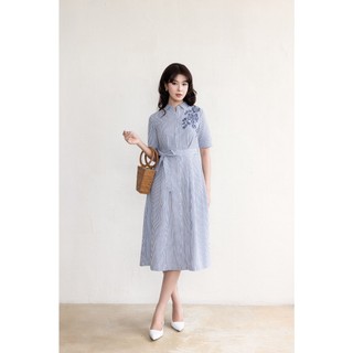 SWANLAKE | Váy Đầm Nữ Midi Vải Cotton Sọc Thêu Hoa Cổ Sơ Mi Cài Nút Tay Ngắn Dây Thắt Eo D13670