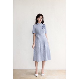 SWANLAKE | Váy Đầm Nữ Midi Vải Cotton Sọc Thêu Hoa Cổ Sơ Mi Cài Nút Tay Ngắn Dây Thắt Eo D13670
