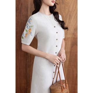 SWANLAKE | Váy Đầm Nữ Suông Đuôi Cá Vải Linen Cổ Tròn Cài Nút Tay Ngắn Thêu Hoa Công Sở D13569