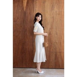 SWANLAKE | Váy Đầm Nữ Suông Đuôi Cá Vải Linen Cổ Tròn Cài Nút Tay Ngắn Thêu Hoa Công Sở D13569
