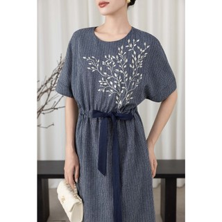 SWANLAKE | Váy Đầm Nữ Midi Tay Ngắn Thêu Hoa Linen Sọc Cổ Tròn Dây Rút Thắt Eo Công Sở D13612