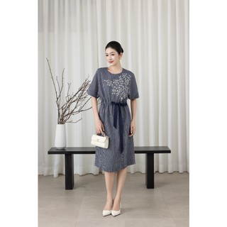 SWANLAKE | Váy Đầm Nữ Midi Tay Ngắn Thêu Hoa Linen Sọc Cổ Tròn Dây Rút Thắt Eo Công Sở D13612
