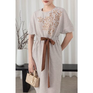 SWANLAKE | Váy Đầm Nữ Midi Tay Ngắn Thêu Hoa Linen Sọc Cổ Tròn Dây Rút Thắt Eo Công Sở D13612