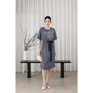 SWANLAKE | Váy Đầm Nữ Midi Tay Ngắn Thêu Hoa Linen Sọc Cổ Tròn Dây Rút Thắt Eo Công Sở D13612