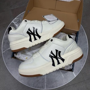 MLB CHUNKY LINER LOW WHITE GUM Code: 3ASXCA12N-50IVS