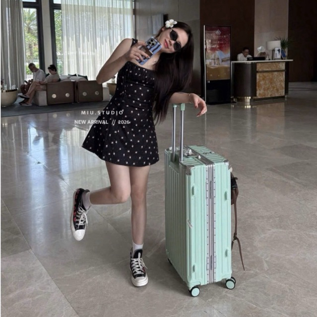 Đầm hai dây hoa nhí thiết kế dáng ngắn xoè nhẹ thắt nơ vai điệu đà , Váy xoè cổ vuông hoạ tiết hoa nhí xinh xắn
