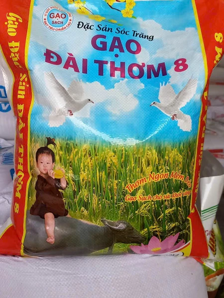 Gạo Đài Thơm 8 Biển mới bao 10kg là đặc sản của Sóc Trăng, thơm nhẹ, cơm dẻo mềm, vị ngọt dịu ngon cơm, hạt gạo trắng tr
