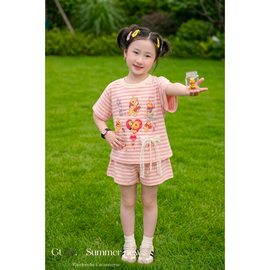 Bộ quần áo xinh cho bé gái,áo kẻ cộc tay, in hình hoạt hình chất vải thun tăm mềm mịn co giãn thoải mái.M82