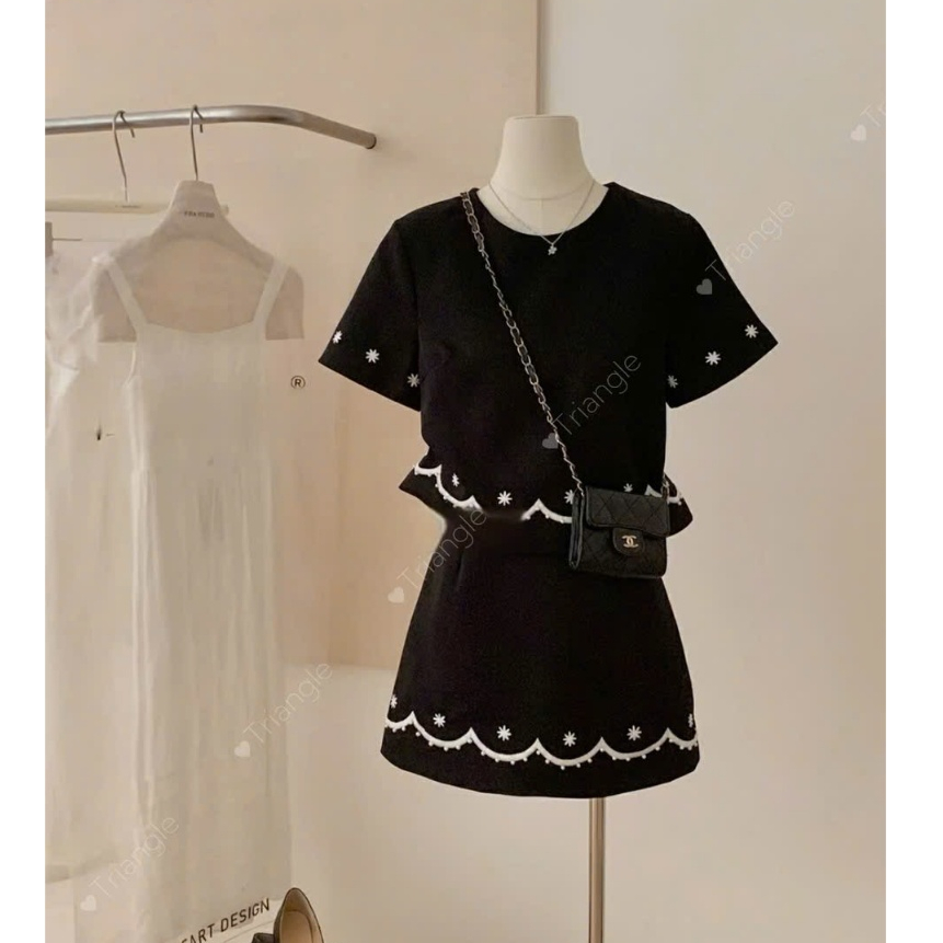 Triangle - LBlack Set (Giá thanh lý, không hoàn) áo và chân váy ngắn màu đen với hoa thêu trắng liti