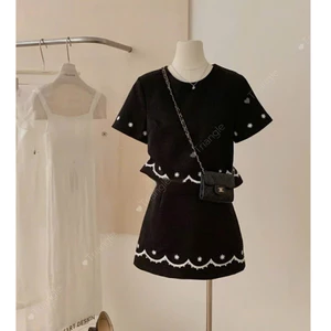 Triangle - LBlack Set (Giá thanh lý, không hoàn) áo và chân váy ngắn màu đen với hoa thêu trắng liti