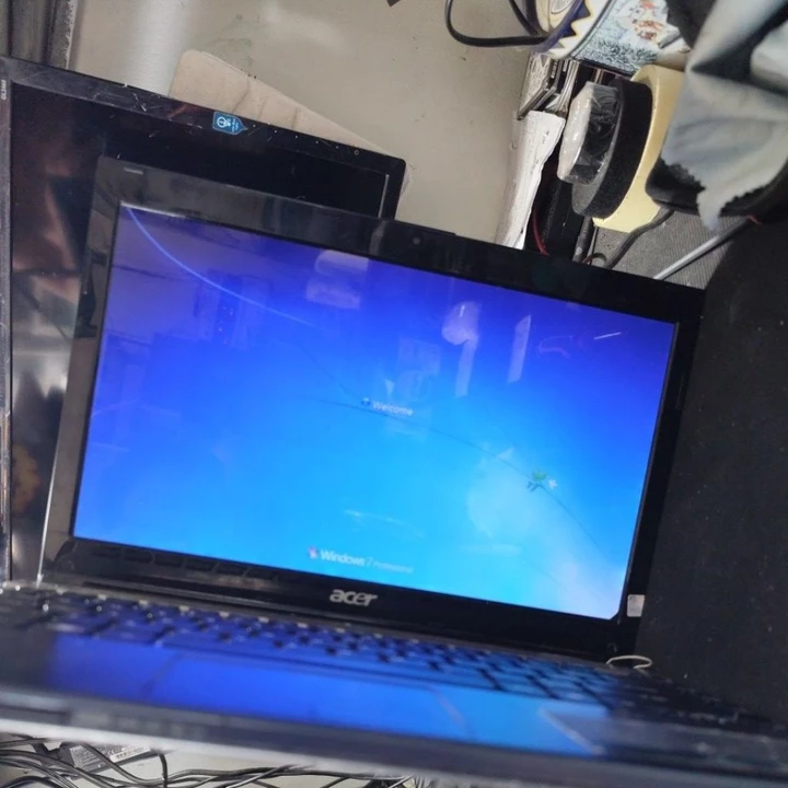 Màn hình cũ laptop Acer aspire 3830 còn đẹp đang xài tháo bán, kèm theo cọng cáp VGA đi chung