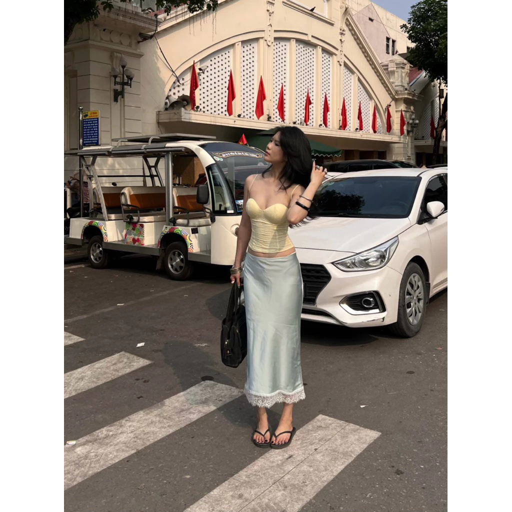Chân váy lụa dáng dài phối ren — thời trang couple Việt Nam