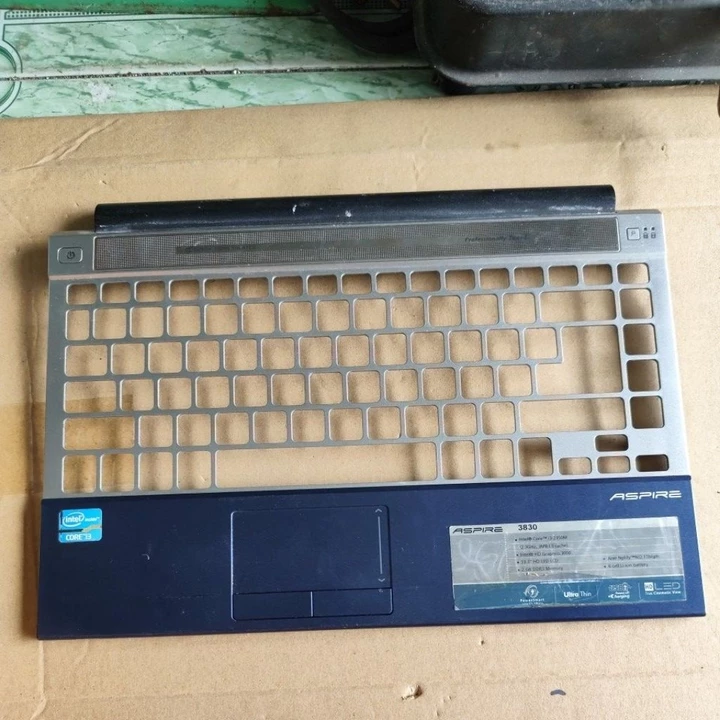 Vỏ mặt C laptop Acer aspire 3830 cũ có trầy xước, ốc mẻ 1 con