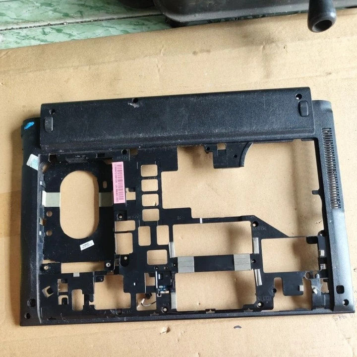 Vỏ mặt D laptop Acer aspire 3830 cũ có trầy xước, ốc Nguyên không bị bể