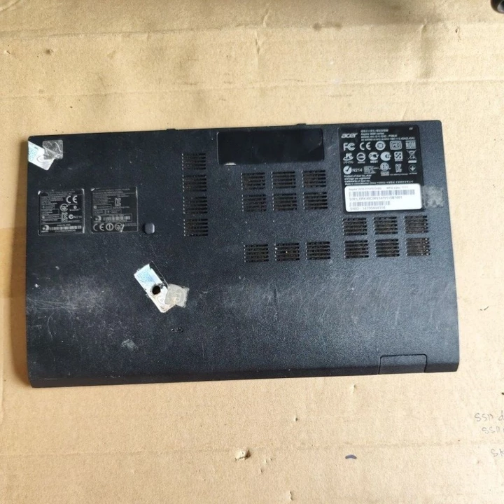 miếng ốp phía dưới Vỏ mặt D laptop Acer aspire 3830 cũ có trầy xước, ốc Nguyên không bị bể