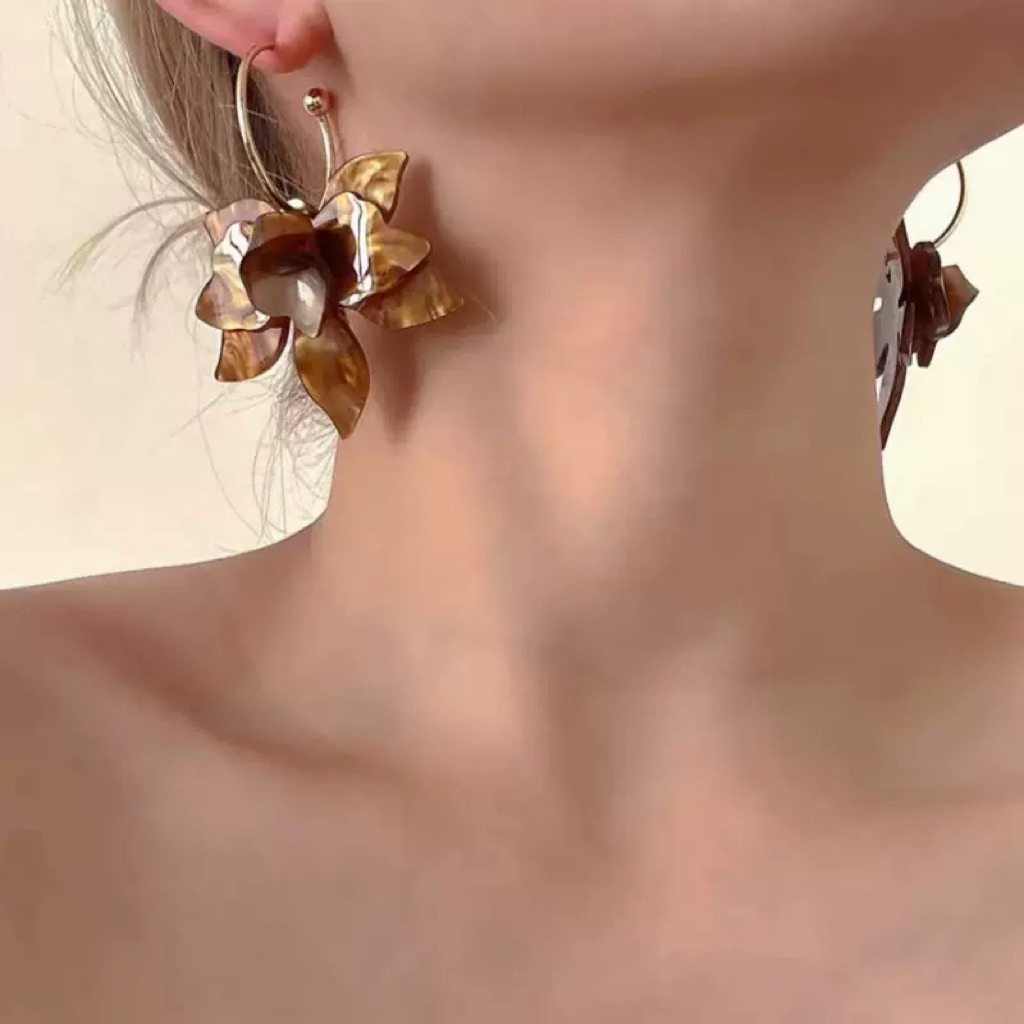 Khuyên Tai Resin Bông Tai Hoa Trà Vân Gỗ Kim Lụa QUEMEO Nâu Trắng Phối Độc Đáo