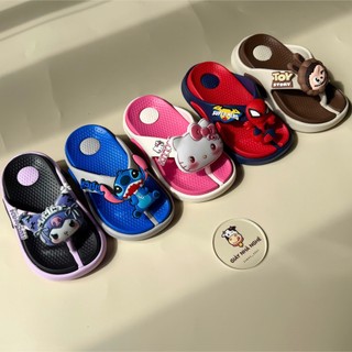 Dép xỏ ngón cho bé gắn sticker đáng yêu chất liệu nhựa eva không mùi đế mẫu mới 2026 ( B27 )