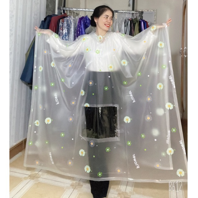 Áo mưa cánh dơi 2 tà thân rộng nhựa dẻo dai chống thấm nước chống gió in họa tiết hoa nhí xinh xắn thanh lịch.