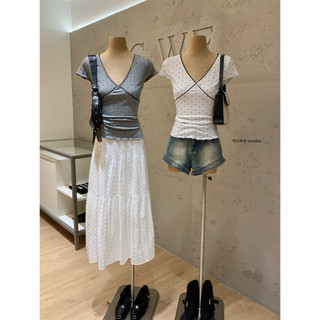 𝐏𝐡𝐢𝐞𝐧 𝐖𝐆𝐖𝐄 | (Sẵn) w9576 Áo Thun Cổ V Ôm Body Chấm Bi Cộc Tay